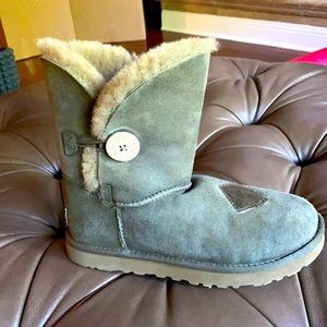 LIKE NEW BAILEY BUTTON UGG BOOT